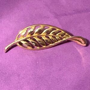 Vintage 1980’s Openwork Shiny Gold Leaf Shaped Brooch Pin